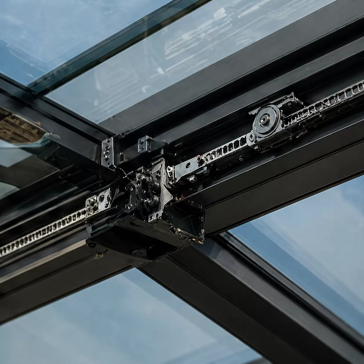Chain Mechanisms for Vertical Glass & Roofing Systems